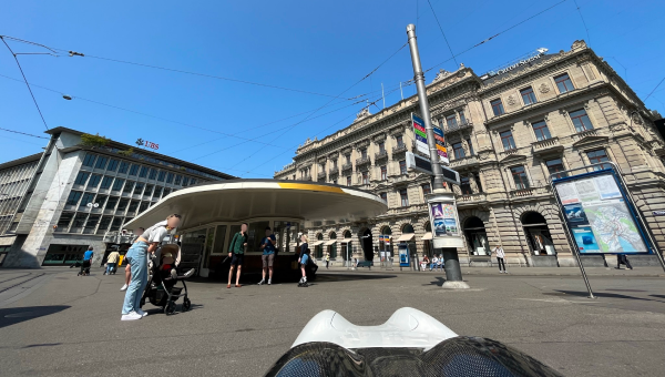 Velomobil im Cabriomodus auf dem Paradeplatz geparkt - Besonders Kinder haben Ihre Freude.